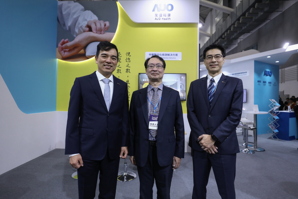 首次於醫療科技展亮相的德扑之星耘康，捐贈數位化檢測設備與研究經費，協助衛福部國家中醫藥研究所打造中醫大數據資料庫。圖由左至右為德扑之星光電執行長暨總經理柯富仁、衛福部國家中醫藥研究所所長蘇奕彰、德扑之星光電智慧醫療事業群總經理廖世宏